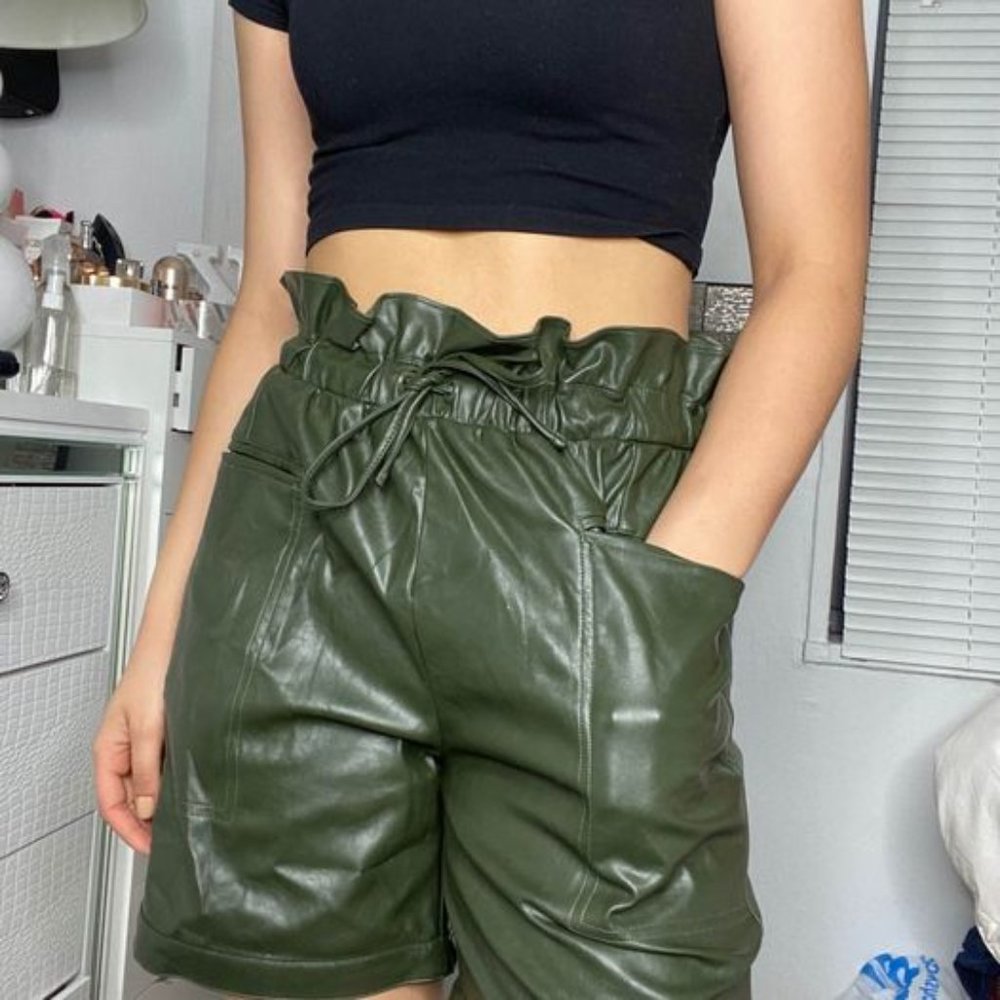kendall & kylie faux leather green short [size small]